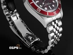 TUDOR 帝舵 Heritage Black Bay 碧灣 7939A1A0RU-0001 雪花針 不鏽鋼材質&nbsp;<font color="#CE0000">新款紅水鬼 酒紅色面盤、外圈</font>&nbsp;<font color="#FF0000">2025年保卡 搭配最新快速調節「T-fit」折疊扣</font>&nbsp;自動上鍊 39mm