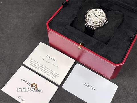 CARTIER 卡地亞 BALLON BLEU DE CARTIER 藍氣球 WSBB0039 不鏽鋼材質&nbsp;鍍銀雕紋錶盤 藍鋼劍形指針&nbsp;2025年保卡&nbsp;皮帶款 自動上鏈 40mm