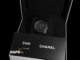 CHANEL 香奈兒 J12 Caliber 12.2 Edition 1 系列 H6784 黑陶瓷 長階梯形黑色漆面藍寶石陶瓷外圈&nbsp;<font color="#cac4c4">錶冠鑲嵌約011克拉鑽石</font> 大三針 <font color="#ff0000">全球限量555只 2022年保卡</font> 自動上鏈 33mm