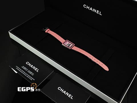 CHANEL 香奈兒 BOY·FRIEND BLUSH H10281 黑色塗層不鏽鋼材質&nbsp;香奈兒女士肖像和粉紅色圖騰面盤 粉色菱格紋圖騰小牛皮錶帶&nbsp;2025年保卡&nbsp;石英機芯 27.9 x 21.5mm