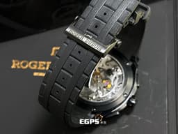 ROGER DUBUIS 羅杰杜彼 Pulsion 鈦金屬計時碼錶 RDDBPU0005&nbsp; 冒險家鏤空計時腕 <font color="#fafa01">2025年保單</font>錶&nbsp;<span style="font-size: 10pt;">RDDBPU0005 微型自動盤  </span><font color="#FF0000" style="font-size: 10pt;">極線條簡潔流暢，又不失神秘感 <font color="#FFFF33">延伸至錶殼側面的藍寶石水晶錶圈&nbsp;</font>機芯100%符合日內瓦印記標準的製錶商</font><span style="font-size: 10pt;"> 自動上鏈 44mm</span>