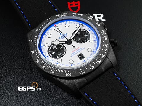 TUDOR 帝舵 Black Bay Chrono “Carbon 25” M79377KN-0001 黑色碳纖維材質 79377&nbsp;碳纖維材質計時盤 F1賽車圖案鈦金屬底蓋 「極速白」 F1車隊紀念款 限量2,025支 2025年保卡&nbsp;自動上鍊 42mm