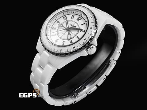 CHANEL 香奈兒 J12系列 H9763 白色陶瓷材質&nbsp;COUTURE O'CLOCK 限定腕錶系列 停產絕版款 裁縫剪刀造型時針、分針 縫紉針造型秒針 裁縫線紋路面盤&nbsp;專利不鏽鋼蝴蝶扣 2026年保卡 石英機芯 33mm