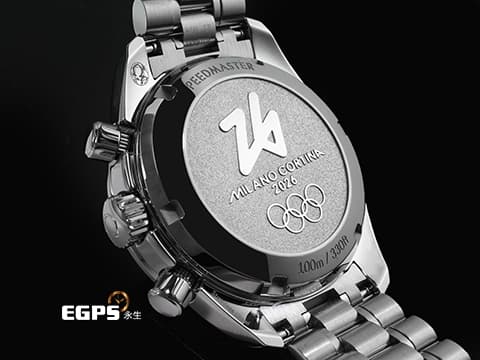 OMEGA 歐米茄 Speedmaster 超霸系列 52230385004001 向米蘭科爾蒂納2026年冬奧致敬 淡藍色冰霜質感塗層白色面盤&nbsp;不鏽鋼材質 2025年保卡&nbsp;同軸擒縱 自動上鏈 38mm