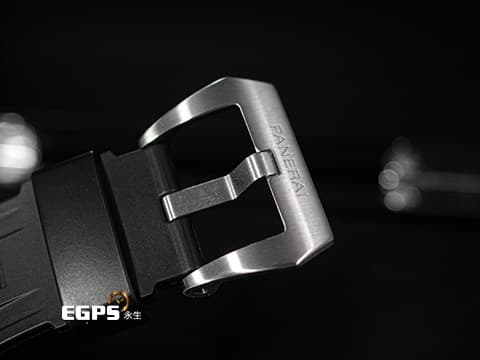 PANERAI 沛納海 Luminor GMT 3 Days PAM01320 經典三明治面盤 淡褐色夜光時標 菸草面 PAM1320 藍色小秒針 三日鍊 兩地時區 動能顯示 絕版透明錶背款 自動上鍊 44mm