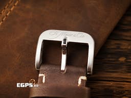 H. Moser &amp; Cie.亨利慕時 Heritage 8200-1201&nbsp;<font color="#0582f5">Funky Blue fumé 電光藍煙燻太陽紋面盤</font><font color="#2828FF">&nbsp;</font><font color="#0582f5">立體阿拉伯數字時標</font> 不鏽鋼材質&nbsp;<font color="#FF0000">2022年保單</font> 自動上鍊 42mm