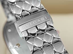 BVLGARI 寶格麗 Serpenti Seduttori系列 103937 <font color="#c2c1c1">銀白色面盤搭配羅馬數字時標</font>&nbsp;經典&nbsp;<font color="#fa00fa">六角形蛇鱗鍊節錶帶</font>&nbsp;不鏽鋼材質&nbsp;<font color="#FF0000">2026年保單</font>&nbsp;石英機芯 33mm