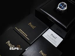 PIAGET 伯爵 Polo Skeleton G0A46010 18K白金材質 <font color=#468bcc>錶圈鑲飾56顆明亮形切割圓形美鑽（約1.59克拉）</font> <font color=#70cce1>藍色鏤空面盤</font> <font color=#FF0000>2022年保卡 新錶訂價：2,280,000元</font> 自動上鍊 42mm