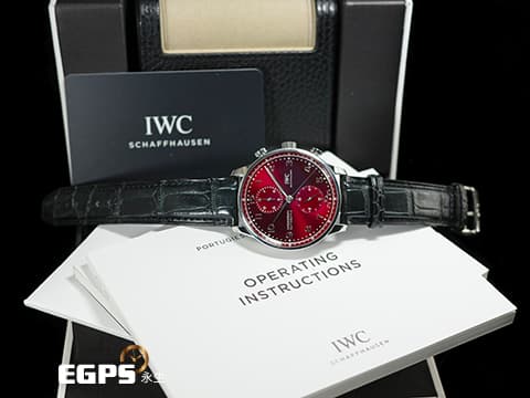 IWC 萬國 Portugieser Chronograph 經典 葡萄牙 系列 IW371616&nbsp;酒紅色放射紋面盤 大葡萄牙&nbsp;計時碼錶&nbsp;不鏽鋼&nbsp;透明錶背款 2022年台灣公司貨 自動上鍊 41mm
