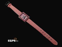 CHANEL 香奈兒 BOY·FRIEND BLUSH H10281 黑色塗層不鏽鋼材質&nbsp;<font color="#fbb1cf">香奈兒女士肖像和粉紅色圖騰面盤 粉色菱格紋圖騰小牛皮錶帶</font><font color="#FFff00">&nbsp;</font><font color="#ff0000">2025年保卡&nbsp;</font>石英機芯 27.9 x 21.5mm