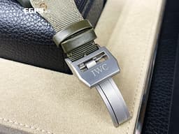 IWC 萬國 BIG PILOTS 大飛行員 萬年曆 七日鍊 月相盈虧 IW503101 綠色陶瓷材質 TOP GUN 海軍空戰部隊 <font color="#058703">「「森林地」特別版 綠色面盤</font> <font color="#FF0000">經典南北月相萬年曆腕錶、四位數字年份顯示 2024年保單 專賣店限定款 新錶參考訂價：1,716,000元  </font><font color="#058703">搭配沙夫豪森IWC萬國錶首款陶瓷錶鏈</font><font color="#FF0000">  </font>  自動上鍊 46.5mm