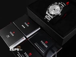 TUDOR 帝舵 Heritage Black Bay 碧灣 7943A1A0NU-0002 <font color="#e2e2e2">新款黑水鬼</font> 雪花針 不鏽鋼材質 <font color="#ededed">銀白色面盤</font>&nbsp;<font color="#FF0000">自製機芯搭配最新快速調節「T-fit」折疊扣 2025年保單</font> 潛水錶 自動上鍊 43mm