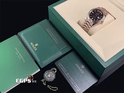 ROLEX 勞力士 Day-Date 40 DD 蠔式 星期日曆型 228235 <font color="#fdb435">永恆玫瑰金 赤鐵石英 稀少的特殊礦石面盤 </font><font color="#05f0f0">原廠鑲嵌方形鑽石時標</font> <font color="#ff0000">2026年6月 新式木質保卡</font> 自動上鍊 40mm