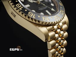 ROLEX 勞力士 GMT-Master II 蠔式 格林威治型 126718 GRNR 兩地時間 <font color="#f5dea8">18K黃金材質</font> 126718 GRNR <font color="#9c9893">灰</font><font color="#4F4F4F">黑</font>雙色陶瓷錶圈 皮蛋圈 <font color="#FF0000">2025年保卡 紀念型（Jubilee）五銖錶帶 保有原廠全部膠膜</font> 自動上鍊 40mm