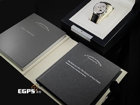 A. LANGE &amp; SÖHNE 朗格 Lange 1 Moonphase Platinum 192.025 P950鉑金材質 大日期窗、動力儲存顯示 日夜顯示月相功能&nbsp;2025年保單 僅試戴極新品&nbsp;手動上鏈 38.5mm
