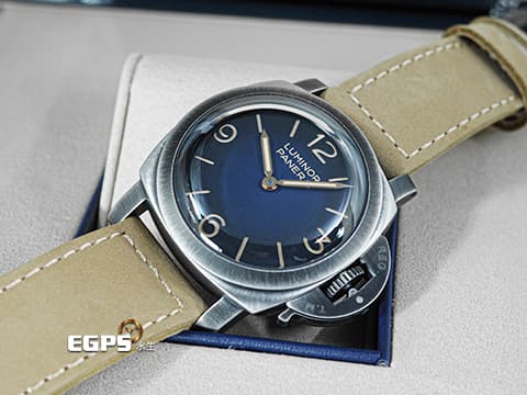 PANERAI 沛納海 Luminor Venticinque PAM02025 社群Paneristi成立25週年 限量版 藍色漸變三明治面盤 藍寶石金魚缸風防&nbsp;PAM2025 三日鍊 Brunito塗層不鏽鋼材質 傳奇「Fiddy」復刻款&nbsp;2026年保單 限量1000只&nbsp;手上鍊 44mm