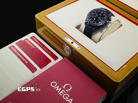 OMEGA 歐米茄 Speedmaster Moonphase 超霸 速霸 30493445203002「月之藍面」Blue Side Of The Moon 藍色陶瓷 藍色琺瑯砂金石玻璃面盤&nbsp;計時碼表 月相盈虧 Sedna金指針、月相盤、計時圈刻度&nbsp;同軸擒縱&nbsp;2021年台灣公司貨&nbsp;自動上鏈 44.25mm