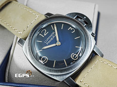 PANERAI 沛納海 Luminor Venticinque PAM02025 社群Paneristi成立25週年 限量版 藍色漸變三明治面盤 藍寶石金魚缸風防&nbsp;PAM2025 三日鍊 Brunito塗層不鏽鋼材質 傳奇「Fiddy」復刻款&nbsp;2026年保單 限量1000只&nbsp;手上鍊 44mm