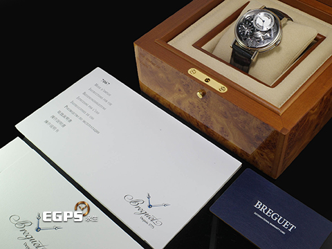 BREGUET 寶璣 Classique La Tradition 傳統系列 7067BB/G1/9W6 18K白金材質&nbsp;<font color="#05f0f0">日夜顯示 GMT 兩地時區 動能顯示 鏤空面盤 工藝之美一覽無遺</font>&nbsp;<font color="#ff0000">2026年保卡&nbsp;新錶訂價：1,514,000元</font> 手上鍊 40mm