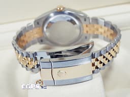 ROLEX 勞力士 DateJust 36 蠔式日誌型 <font color="#058703">橄欖綠面盤</font> 126233 <font color="#f5e284">半金款 18K黃金</font>&nbsp;DJ36 經典三角坑紋錶圈&nbsp;<font color="#ff0000">2026年保卡 紀念型（Jubilee）五銖錶帶</font> 自動上鏈 36mm