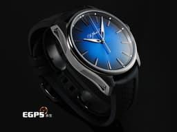 H.MOSER &amp; CIE 亨利慕時 PIONEER CENTRE SECONDS 開拓者 3200-1205 DLC鍍黑不鏽鋼材質 <font color="#58bbf9">電光藍fumé煙燻面盤</font><font color="#03f6f9"> </font> <font color="#FF0000">2023年保單卡</font>&nbsp;大三針 自動上鍊 42.8mm