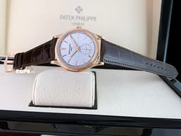 Patek Philippe 百達翡麗 PP錶 Calatrava系列 6119R-001 18K玫瑰金材質 <font color="#DDDDDD">銀白色粒紋面盤</font> 小秒針 <font color="#f3baa1"> 經典巴黎釘紋錶圈</font> 6119 <font color="#FF0000"> 2024年保單 39mm錶徑 西裝紳士首選錶款</font> 手上鍊 39mm