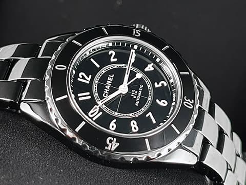 CHANEL 香奈兒 J12 H5696  THE NEW J12 搭載自動上鍊機芯Caliber 12.2  透明底蓋款 2025年保卡   黑色高科技精密陶瓷 黑色面盤 專利不鏽鋼蝴蝶扣 自動上鍊 33mm