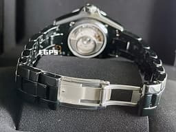 CHANEL 香奈兒 J12 H5696 <font color=#FF0000> THE NEW J12 搭載自動上鍊機芯Caliber 12.2 <font color=#FFFF33> 透明底蓋款 2025年保卡 </font> </font> 黑色高科技精密陶瓷 黑色面盤 專利不鏽鋼蝴蝶扣 自動上鍊 33mm