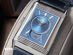 Jaeger Le-Coultre 積家 REVERSO Reverso Tribute Moon Q3918420 不銹鋼材質 GMT <font color="#2894FF">JLC特色獨特雙時區月相翻轉REVERSO工藝</font> <font color="#33CCFF">高水準工藝~藍白雙色面盤~</font>  <font color="#FF0000"> 2024年保單 </font> 手動上鍊 49.4 x 29.9 mm