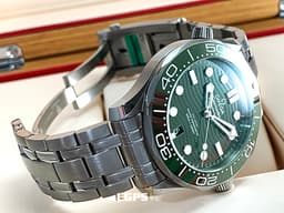 OMEGA 歐米茄 Seamaster 300 海馬系列 21030422010001 <font color="#008800">綠色陶瓷錶圈+綠色波浪紋面盤 綠海馬</font> 同軸擒縱 <font color="#FF0000">2023年保單</font> 排氦氣閥 潛水錶 自動上鍊 42mm