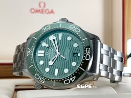 OMEGA 歐米茄 Seamaster 300 海馬系列 21030422010001 <font color="#008800">綠色陶瓷錶圈+綠色波浪紋面盤 綠海馬</font> 同軸擒縱 <font color="#FF0000">2023年保單</font> 排氦氣閥 潛水錶 自動上鍊 42mm