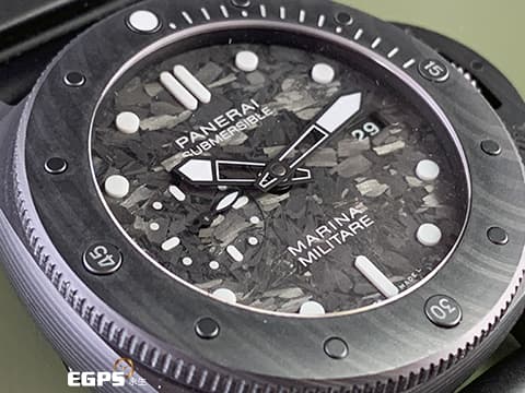 PANERAI 沛納海 潛行系列 SUBMERSIBLE MARINA MILITARE PAM00979 CARBOTECH 類碳纖維材質 新輕薄材質大錶徑 PAM979  潛水錶   獨特鍛造碳材質美型面盤 新夜光塗料白色時標 2022年保單  自動上鍊 47mm