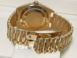 ROLEX 勞力士 Day-Date 228238 黃K金材質 蠔式 DD40 <font color="#FF0000">2025年新式保卡</font> <font color="#ff00ff">黑冰糖 原鑲梯鑽時標黑色面盤</font> 自動上鍊 40mm