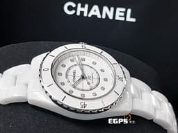CHANEL 香奈兒 J12 White Ceramic H9741 白陶瓷 <font color="#84C1FF">白色漆面錶盤 原廠鑽石時標 鑲嵌12顆鑽石時標（總重約0.06克拉）</font> 經典 <font color="#FF0000">2025年保卡 專利不鏽鋼蝴蝶扣 </font> 自動上鍊 33mm
