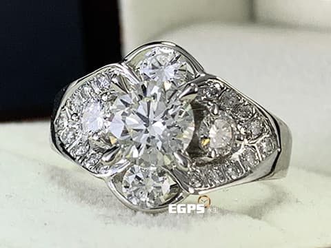 天然鑽石 鑽戒 主鑽 1.05CT 女戒 結婚鑽戒優質小禮物的首選~  經典 優美鑽包鑽設計 視覺感滿分 白K金 天然真鑽 求婚鑽戒 豪華鑲鑽