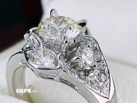 天然鑽石 鑽戒 主鑽 1.05CT 女戒 結婚鑽戒情人節~ 優質小禮物的首選~  經典 優美鑽包鑽設計 視覺感滿分 白K金 天然真鑽 求婚鑽戒 豪華鑲鑽