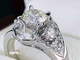 天然鑽石 鑽戒 主鑽 1.05CT 女戒 結婚鑽戒<font color=#FFFF33>優質小禮物的首選~  經典 優美鑽包鑽設計 視覺感滿分</font> 白K金 天然真鑽 求婚鑽戒 豪華鑲鑽