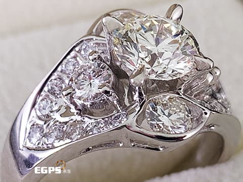 天然鑽石 鑽戒 主鑽 1.05CT 女戒 結婚鑽戒情人節~ 優質小禮物的首選~  經典 優美鑽包鑽設計 視覺感滿分 白K金 天然真鑽 求婚鑽戒 豪華鑲鑽