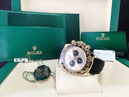 ROLEX 勞力士 Daytona 126518LN 126518 迪通拿 計時碼表 18K黃金材質 陶瓷錶圈  <font color=#33CCFF>黃金底黑圈熊貓面盤 最!最!最!新款快調錶扣!!! <font color=#FF0000>2024年新式保卡 港星余文樂配戴款</font></font> </font><font color=#FFFF33>歡迎各路錶友以 PP、AP、勞力士 來店交換，本店將以最高價評估 </font> 賽車錶 自動上鍊 40mm