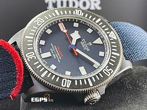 TUDOR 帝舵 Pelagos FXD系列 25707KN-0001 啞藍色面盤 雪花針 鈦金屬+黑色碳複合材質錶殼、字圈 25707 KN 大三針 Alinghi Red Bull Racing 阿靈基紅牛帆船隊特別版 2025年保卡 潛水錶 自動上鍊 42mm