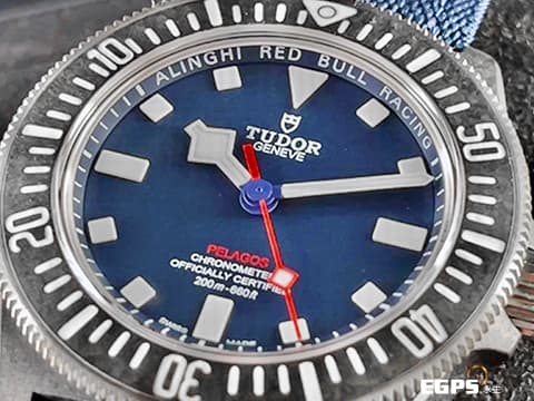 TUDOR 帝舵 Pelagos FXD系列 25707KN-0001 啞藍色面盤 雪花針 鈦金屬+黑色碳複合材質錶殼、字圈 25707 KN 大三針 Alinghi Red Bull Racing 阿靈基紅牛帆船隊特別版 2025年保卡 潛水錶 自動上鍊 42mm