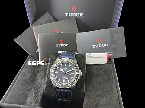 TUDOR 帝舵 Pelagos FXD系列 25707KN-0001 啞藍色面盤 雪花針 鈦金屬+黑色碳複合材質錶殼、字圈 25707 KN 大三針 Alinghi Red Bull Racing 阿靈基紅牛帆船隊特別版 2025年保卡 潛水錶 自動上鍊 42mm