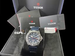 TUDOR 帝舵 Pelagos FXD系列 25707KN-0001 <font color=#4169e1>啞藍色面盤</font> 雪花針 鈦金屬+<font color=#4F4F4F>黑色碳複合材質錶殼、字圈</font> 25707 KN 大三針 <font color=#FF0000>Alinghi Red Bull Racing 阿靈基紅牛帆船隊特別版 2025年保卡</font> 潛水錶 自動上鍊 42mm