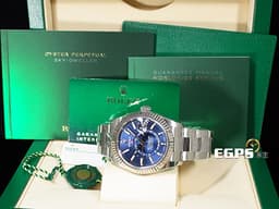 ROLEX 勞力士 Sky-Dweller 蠔式 天行者 326934&nbsp;<font color="#0080FF">亮藍色面盤 </font>沙羅系統 年曆錶 兩地時區 經典三角坑紋錶圈&nbsp;<font color="#FF0000">2020年保單 蠔式（Oyster）三節錶帶</font>&nbsp;自動上鍊 42mm