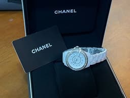 CHANEL 香奈兒 J12 H6418 <font color=#FF0000>原廠鑲嵌鑽石錶圈、鑽石時標面盤 2024年單 
 </font> 白色高科技陶瓷材質 石英錶 時尚女錶 專利不鏽鋼蝴蝶扣 33mm