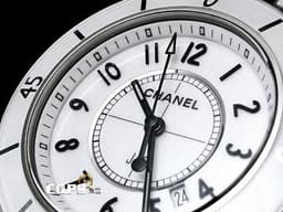 CHANEL 香奈兒 J12 White Ceramic H5698 <font color="#05f0f0">經典款 白陶瓷材質</font> 大三針 <font color="#ff0000">2025年保卡 專利不鏽鋼蝴蝶扣</font> 石英機芯<span style="font-size: 10pt;"> 33mm</span>