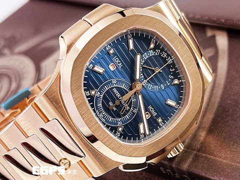 Patek Philippe 百達翡麗 PP Nautilus 金鷹系列 鸚鵡螺 5990 5990/1R-001 18K玫瑰金材質 鍊帶款 藍色日輝紋水平橫紋浮雕面盤 飛返計時 GMT兩地時間 2025年保單 新款按動式帶扣 自動上鏈 40.5mm