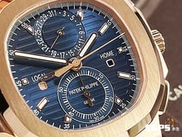 Patek Philippe 百達翡麗 PP Nautilus 金鷹系列 鸚鵡螺 5990 5990/1R-001 18K玫瑰金材質 鍊帶款 <font color="#2828FF">藍色日輝紋水平橫紋浮雕面盤 </font> 飛返計時 GMT兩地時間 <font color="#FF0000"> 2025年保單 新款按動式帶扣</font> 自動上鏈 40.5mm