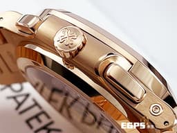 Patek Philippe 百達翡麗 PP Nautilus 金鷹系列 鸚鵡螺 5990 5990/1R-001 18K玫瑰金材質 鍊帶款 <font color="#2828FF">藍色日輝紋水平橫紋浮雕面盤 </font> 飛返計時 GMT兩地時間 <font color="#FF0000"> 2025年保單 新款按動式帶扣</font> 自動上鏈 40.5mm