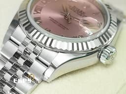 ROLEX 勞力士 Lady-Datejust 28 蠔式日誌型 279174 <font color="#FFC0CB">粉紅色面盤 羅馬數字時標</font> 不鏽鋼 DJ28 經典三角坑紋錶圈 <font color="#FF0000">2024年保卡 紀念型(Jubilee)五銖錶帶</font> 自動上鍊 28mm